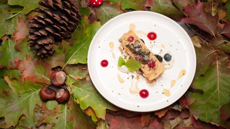 Ein vegetarisches Signature-Dessert im eklektischen Fusion Green Stil aus dem Herbstmenü für ein besonderes Abend-Dinner.