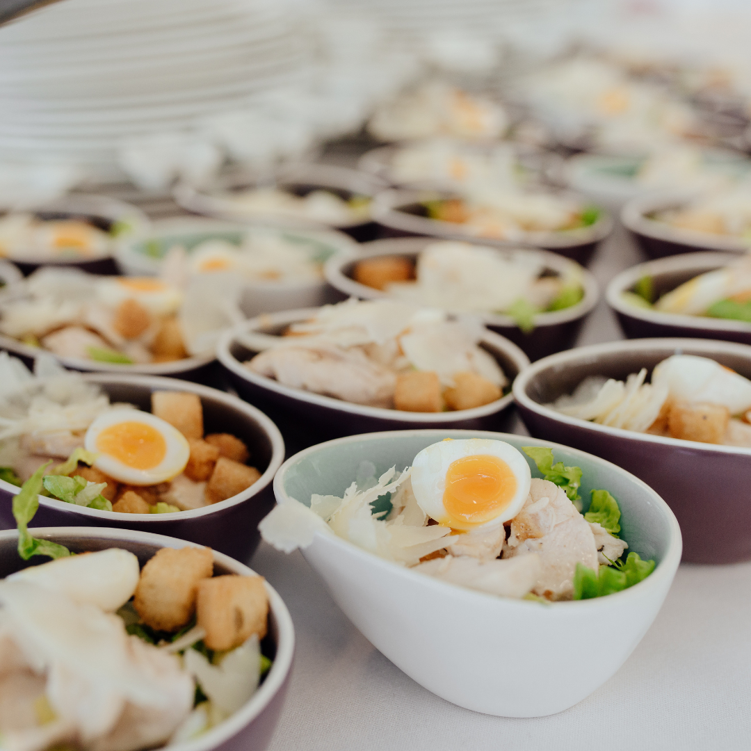 Tiny Bowls als neue Form von Fingerfood und kleinen vollwertigen Mahlzeiten für das Buffet.