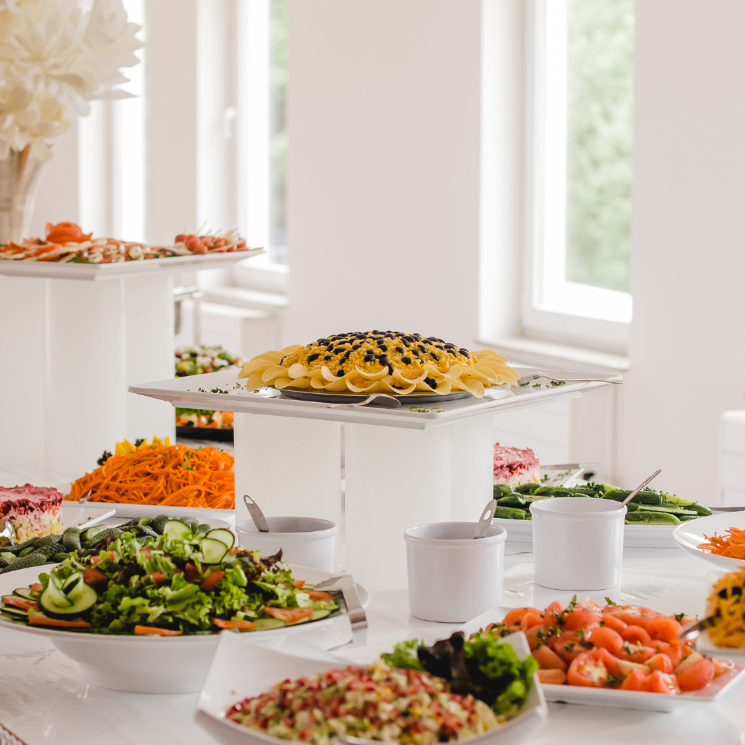 Ein traditionelles vegetarisches Buffet mit frischen Salaten und verschiedenen Käseplatten.